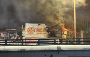 金盛百货初起火爆料视频,揭秘视频背后的购物狂潮